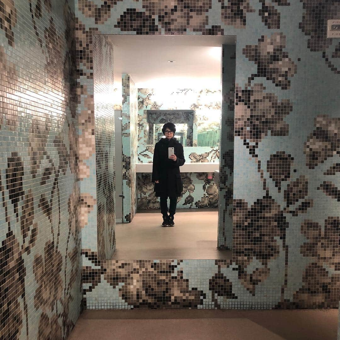 ケイコ・アジェナさんのインスタグラム写真 - (ケイコ・アジェナInstagram)「Uh... Am I the only one that finds this bathroom scary?」4月20日 9時32分 - keikoagena