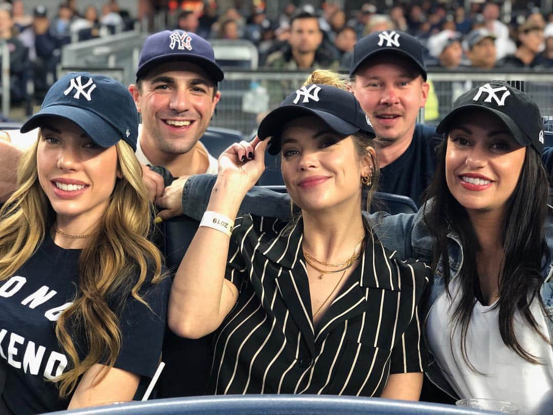 アシュレイ・ベンソンのインスタグラム：「Having a blast at the @Yankees game tonight and it got me so excited to head to LA for #MLBFoodFest ! 🍟⚾️🌭 Only next weekend can you experience all the crazy delicious foods from all @MLB’s 30 ballparks in one place…next weekend in Downtown LA April 26th-28th! #ad Get your tickets! ➡️ MLB.com/FoodFest」