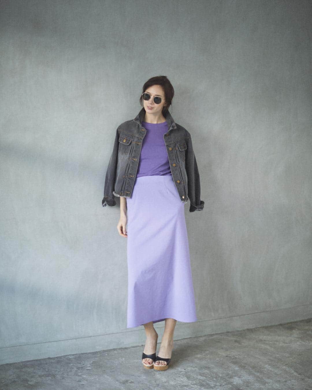 TOKYOSTYLISTTHEONEEDITIONのインスタグラム：「大人のパープルStyle✔︎ . . #jacket…¥19,000+tax #knit…¥11,000+tax #skirt…¥17,000+tax . . .  #tokyostylisttheoneedition  #トウキョウスタイリストザワンエディション  #カラー #color  #fashion #coordinate  #purple #denimjacket  @tokyostylisttheoneedition」