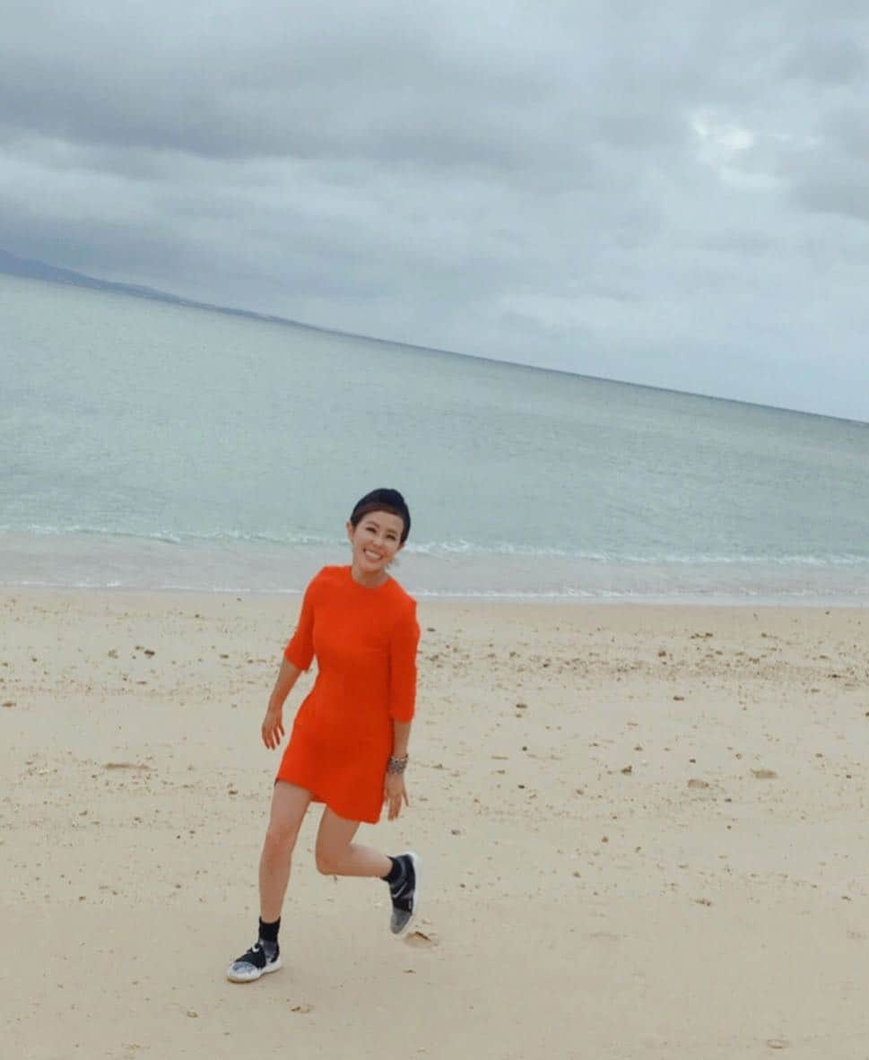 金子エミさんのインスタグラム写真 - (金子エミInstagram)「そろそろ日本のどこかの海に行こうか🌊🧡🌊🧡行きたい🌊🧡」4月20日 9時49分 - emikaneko1114