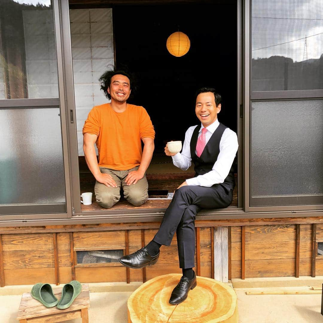 山本左近さんのインスタグラム写真 - (山本左近Instagram)「東栄町に移住した親友と再会！ 縁側で、淹れてくれた☕️ を飲みながら。 昔はコーヒー飲めん！と言ってたのに笑  いつもの優しい笑顔に癒されます😆😆 体には気をつけてね！！ #東栄町 #親友 #豊橋南 #いつ会っても #楽しい #山本左近 #きこり」4月20日 9時51分 - sakon_yamamoto