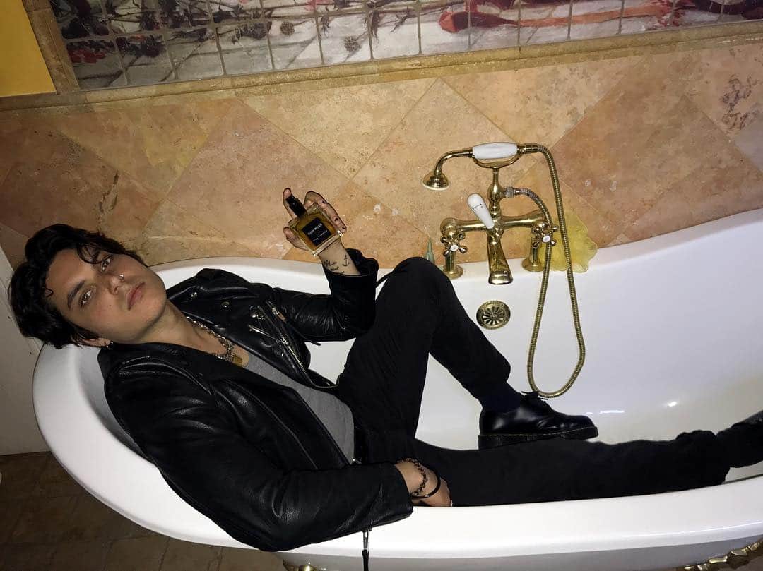 サミュエル・ラーセンのインスタグラム：「You can still be a mess, and smell better than the rest #RICHMESS visit @richmessofficial 🌌🌌🌌」