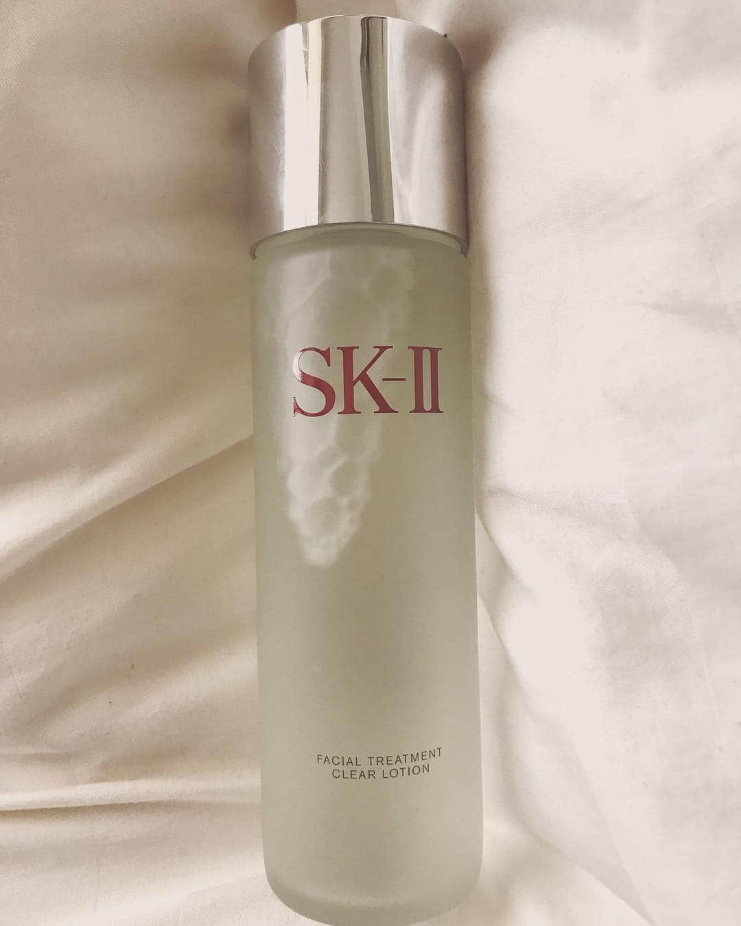 玲奈マリーのインスタグラム：「Japanese skin care is the b e s t 🎌 finally trying @skii  #skii #skincare #lotion #essence #babyface #japaneseskincare #best #tokyo #japan #スキンケア #日本 #アラサー #エスケーツー #化粧水」