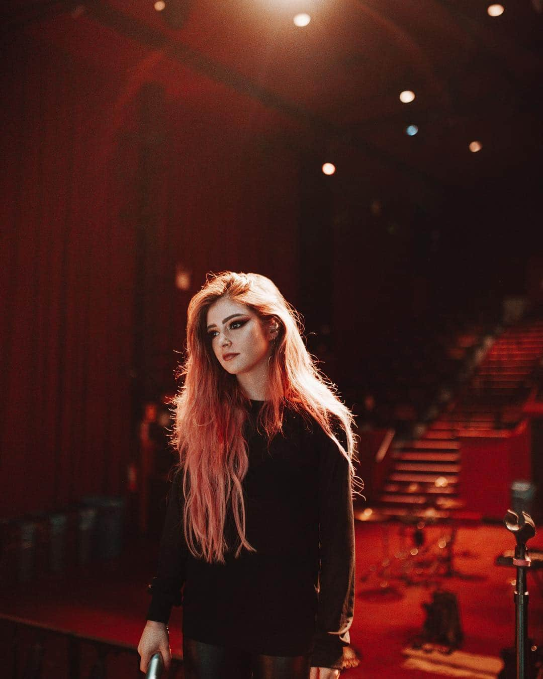 クリスシー・コスタンザさんのインスタグラム写真 - (クリスシー・コスタンザInstagram)「little lion girl  @baeth」4月20日 10時12分 - chrissycostanza