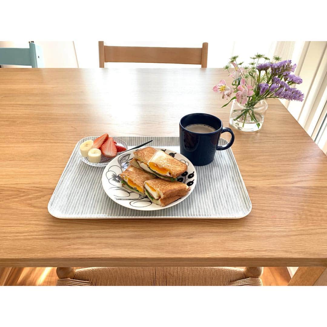 kao. さんのインスタグラム写真 - (kao. Instagram)「4/20 #ホットサンド 娘の部活があって子ども達は早くに朝ごはんを食べたので、 ゆっくり起きてきた帰宅中の夫とのんびり朝ごはん。  今日はレタス・チーズ・ベーコンエッグをIN! ベーコンエッグは卵焼き器にベーコンを並べて卵を２個落とすと、サンド２回分に丁度良い大きさでした^ ^  わたしの分を焼いてる間に夫は完食してキングダムの最新刊📚を読んでます。。 キングダム、面白い…！ 読んでる方いるかしら♡笑 巻末の原先生のインタビューもすっごい面白かったです！こういう経験があって今があるんだなぁ。映画もちょっと気になるな〜！ ・ ・ ・ 今週の息子、涙が飛び出た朝もありましたがとってもがんばりました😊👏 今まで集団登校の集合場所までわたしも付いて行ってたのですが、 昨日は玄関で行ってらっしゃい！ 心配性な母はドアを閉めた直後に窓から様子見 |ω･)ジー お姉ちゃんと手を繋いでてこてこ歩いて行きました😂✨ 反抗期姉さん、息子とケンカもよくしてますが、 弟の荷物を持ってくれたりしてやっぱり優しいとこもあるじゃん〜と母はうれしかったです🌸 来週はどうなるかな😂！？ でもまたがんばりま〜す。 みなさんも一週間おつかれさまでした！✨」4月20日 10時08分 - kao_kurashi