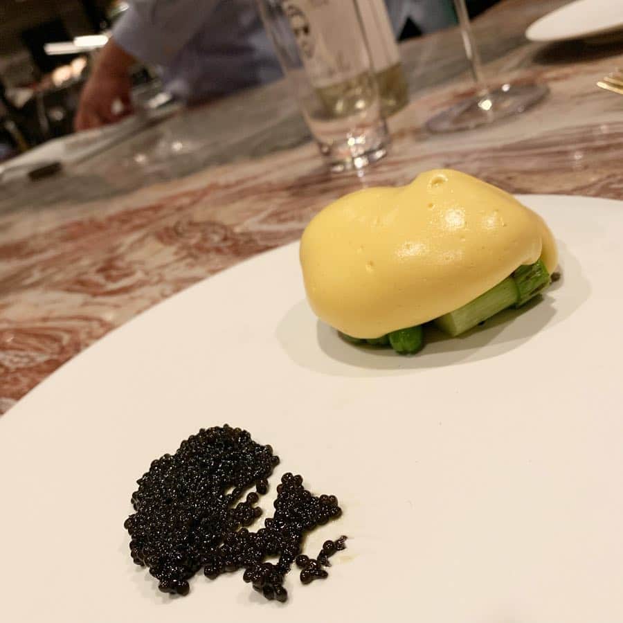 吉田美紀さんのインスタグラム写真 - (吉田美紀Instagram)「・ 美しいお料理の品々。 新しいお皿が登場するたび キュンとさせられました🍴 ・ カウンターでいただくカジュアルな雰囲気もまた素敵♡ ・ 再訪したいお店が次々と増えていきます…😋 ・ #libre #dinner #リーブル白金高輪 #凄腕シェフ #カウンター席」4月20日 10時08分 - miki__yoshida