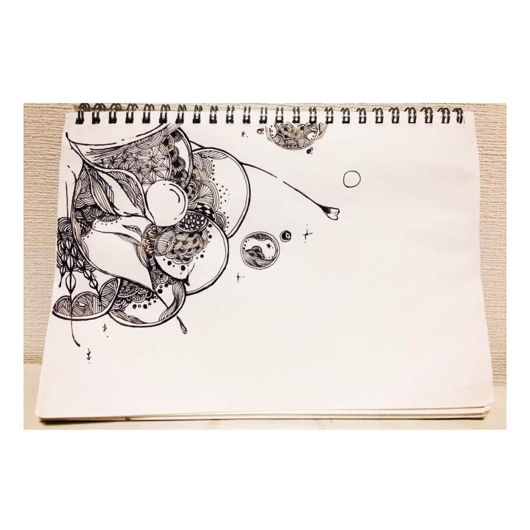 白石糸さんのインスタグラム写真 - (白石糸Instagram)「. . これは、すこーし前に 描いたものかな？ #絵#ボールペン」4月20日 10時14分 - ito_0123