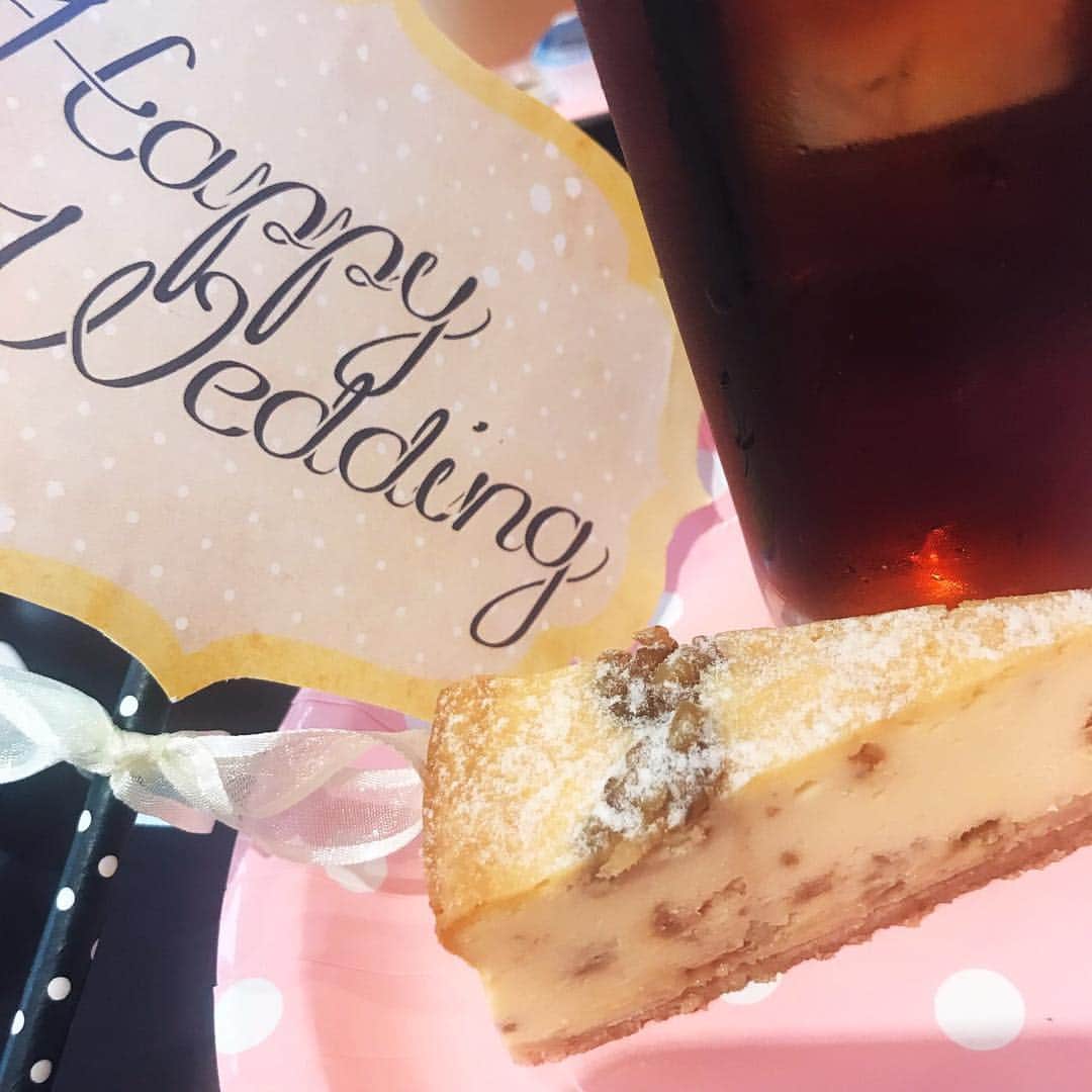fino_wedding【フィーノ公式】さんのインスタグラム写真 - (fino_wedding【フィーノ公式】Instagram)「フィーノアフターパーティ🎉  フィーノの卒花嫁さま達の楽しいランチタイムでした。 結婚式の写真やムービーを皆で鑑賞。 思い出話しやこだわったところ、そして何より主婦トークも♬  美味しいランチを提供してくださった @jukuseibuta_ham  #すずとら さんの美味しいチーズケーキも！ 贅沢で貴重なラインチイムでした。  次回のパーティもとても楽しみ💕  ありがとうございました🥰  @fino_wedding  @fino_shizuoka  #フィーノアフターパーティー#フィーノ静岡#ランチ#すずとら#スイーツ#フィーノ花嫁#卒花嫁#ドレス選び #おしゃべりタイム #思い出話 #こだわり花嫁 #静岡花嫁 #たのしいひととき #美味しいランチ #wedding #weddingdress #colordress #ドレスショップ #静岡花嫁 #チーズケーキ #たけのこご飯 #ハンバーグ #ワンプレートごはん #結婚式#主婦トーク#新婚生活」4月20日 10時15分 - fino_wedding