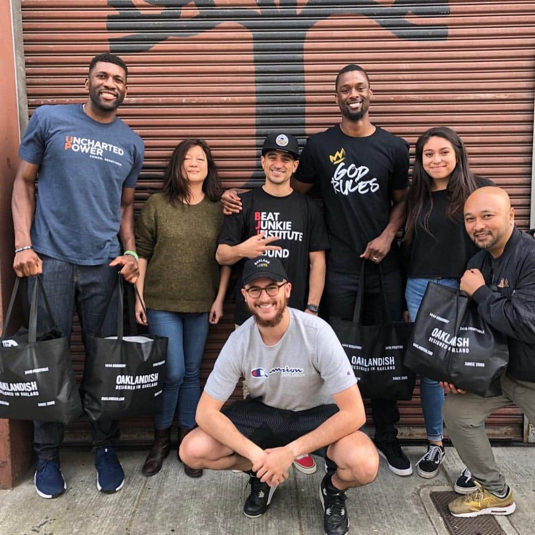 ハリソン・バーンズさんのインスタグラム写真 - (ハリソン・バーンズInstagram)「Pulled up on @brownsugarkitchen and @oaklandish today. Thanks for looking out since day 1!! 💯 #Oakland」4月20日 10時17分 - hbarnes