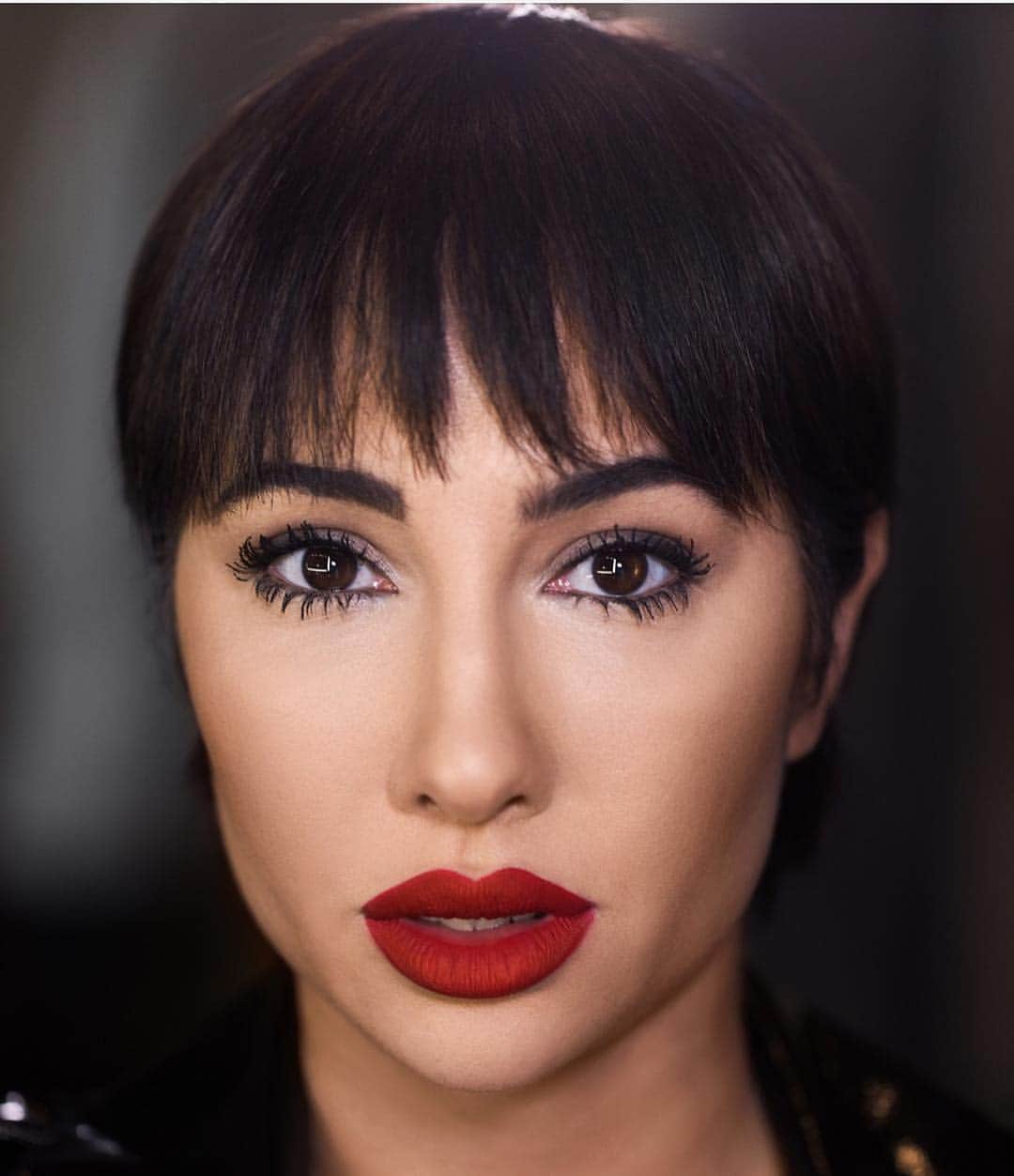 ジャッキー・クルーズのインスタグラム：「Guys, my GO BIG OR GO HOME Mascara campaign is LIVE and are officially on sale TODAY! I promise it is the best mascara I’ve ever used and I’m obsessed. It’s smudge, flake and rub proof in the blackest black shade. All that goodness and it’s cruelty free, vegan and made with one of my favorite flowers . 🙌🏽 🌱🌻 Find it now at @sephora around the 🌍, #SephorainJCP ,@debenhamsbeauty and #katvondbeauty online.  #ad  #gbogh #mascara #veganmascara #veganbeauty #veganmakeup #makeup #crueltyfreebeauty #crueltyfree #kvdbmascara #trooperblack #lash #lashes #gobigorgohome  #blackmascara #gobigorgohome」