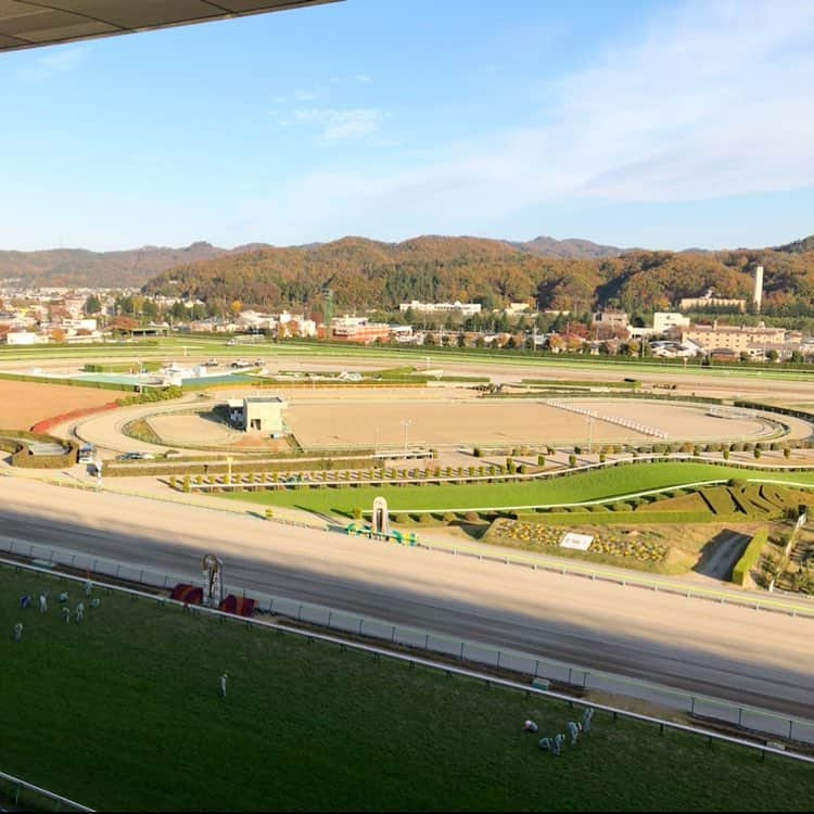 岡部玲子さんのインスタグラム写真 - (岡部玲子Instagram)「これは昨年の秋開催の福島競馬場🏇✨ 福島競馬場は秋競馬の景色も素敵だけれど、春開催も本当に美しくて大好き☺️✨ 明日はまたまた福島テレビさんの🏇エキサイティング競馬📺に出演させて頂きます‼️ 大好きな出演者、スタッフの皆様とお会いできるのも楽しみ☺️ マイラーズCとフローラS、自分なりの定理をもとにがっつり予想させて頂きます😁 今日明日のグリーンチャンネルはもちろんですが☺️福島テレビさんの番組が観られる地域にお住いの方は是非エキサイティング競馬をチェックしてくださいねっ☺️ #岡部玲子 #子育て #主婦 #アラフォーママ #タレント #レポーター #39歳 #競馬 #キャスター #福島競馬 #福島テレビ #エキサイティング競馬 #フローラステークス #マイラーズカップ #楽しみ #福島競馬場 #春開催 #mama #talent #reporter #horseracing #announcer #fukushima #japan」4月20日 10時33分 - reiko_okabe