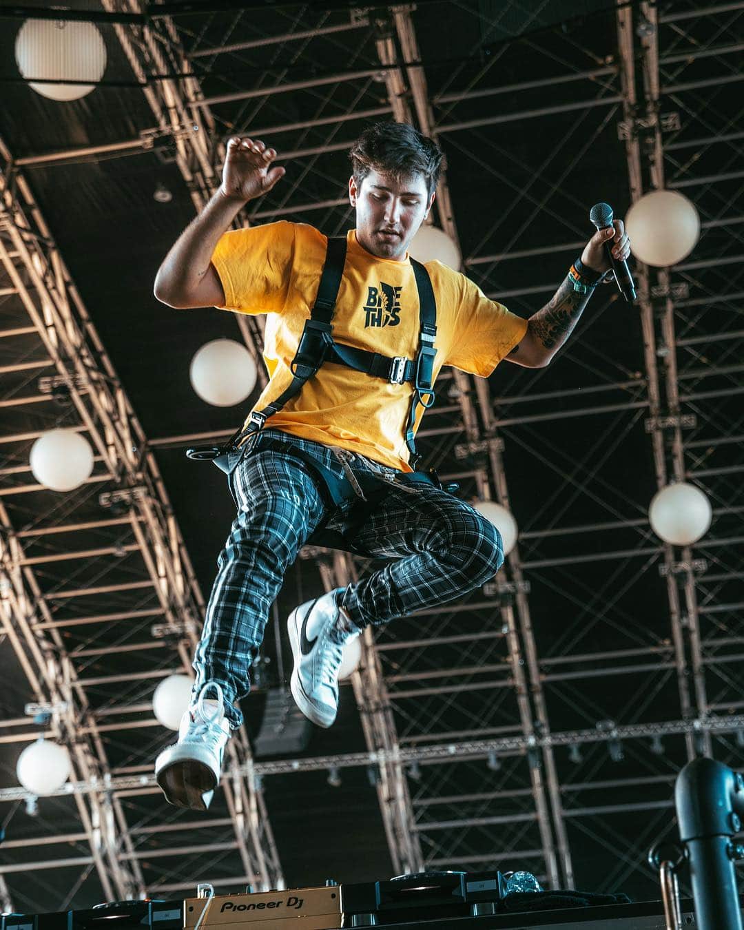 コーチェラのインスタグラム：「@jauzofficial getting over it 📷: @jbajsel」