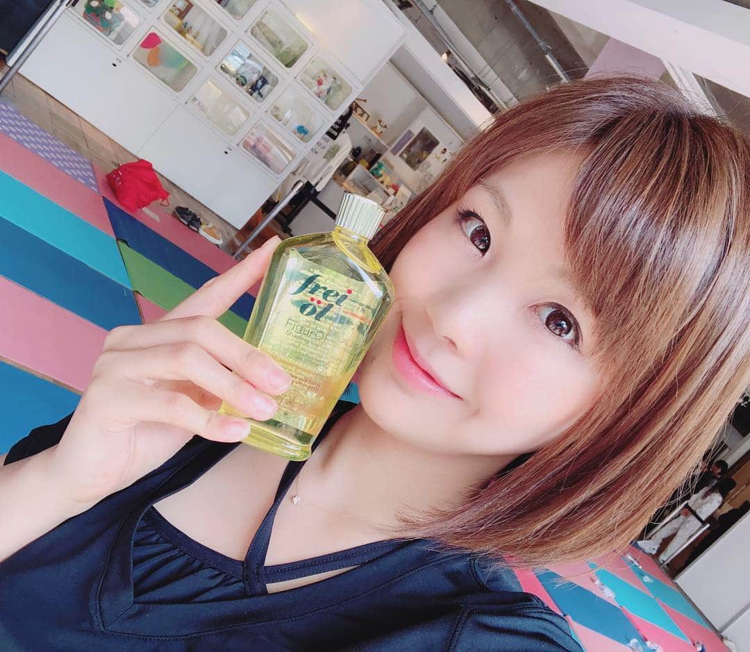 長谷川真美さんのインスタグラム写真 - (長谷川真美Instagram)「🧘‍♀️💕 ・ 息子はち君を連れて #産後ヨガ 💗 (綺麗なお姉さん見つめて幸せそうでした🤤笑) ・ #オーガニックライフTOKYO にて #フレイオイル シェイピングオイル を使って #むくみ解消 にむけた #産後引き締めヨガ ✨ ・ 久々に自分の身体と向き合ったけど 身体の歪みをすごい感じた…😱💦 終わったあとスッキリ💕 続けたいなと思います🙌✨ ・ #フレイオイル #freioil #オーガニックライフTOKYO #ヨガジャーナル #yogaJOURNAL #磯沙緒里」4月20日 10時48分 - maami.hase