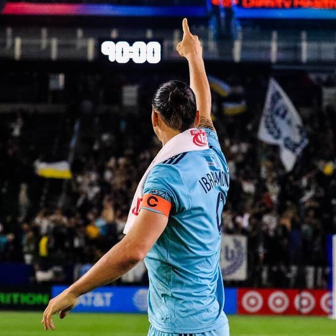 ズラタン・イブラヒモビッチさんのインスタグラム写真 - (ズラタン・イブラヒモビッチInstagram)「Amazing Support from the @lagalaxy fans. Thank you」4月20日 16時14分 - iamzlatanibrahimovic