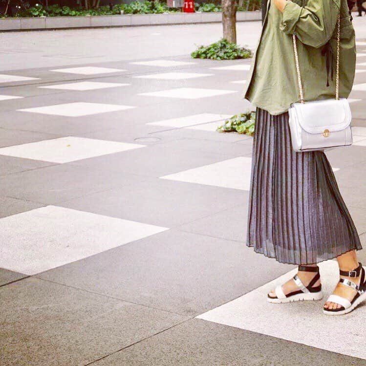 CARNET OFFICIALのインスタグラム：「異素材コンビのトリプルストラップサンダル👡💜 包み込むようなふかふかクッションと程よい5.5センチの厚底で履きやすさ抜群です✨👌 足首ストラップなので華奢みえ効果も☺️ ◼︎GE-111-1902 ¥13,000+tax  商品の詳細は @daniella_and_gemma  をチェック☞  他にもサンダル入荷中です！ ぜひお立ち寄りくださいませ🤗  #fashion  #springfashion  #summerfashion  #sandals  #monotoneshoes  #daniellaandgemma  #danigemma  #ファッション #春コーデ #夏コーデ #大人カジュアル  #プリーツスカート #サンダル  #サンダルコーデ #モノトーン #厚底  #ダニエラアンドジェマ  #ダニジェマ #新丸ビル #二子玉川ライズ」