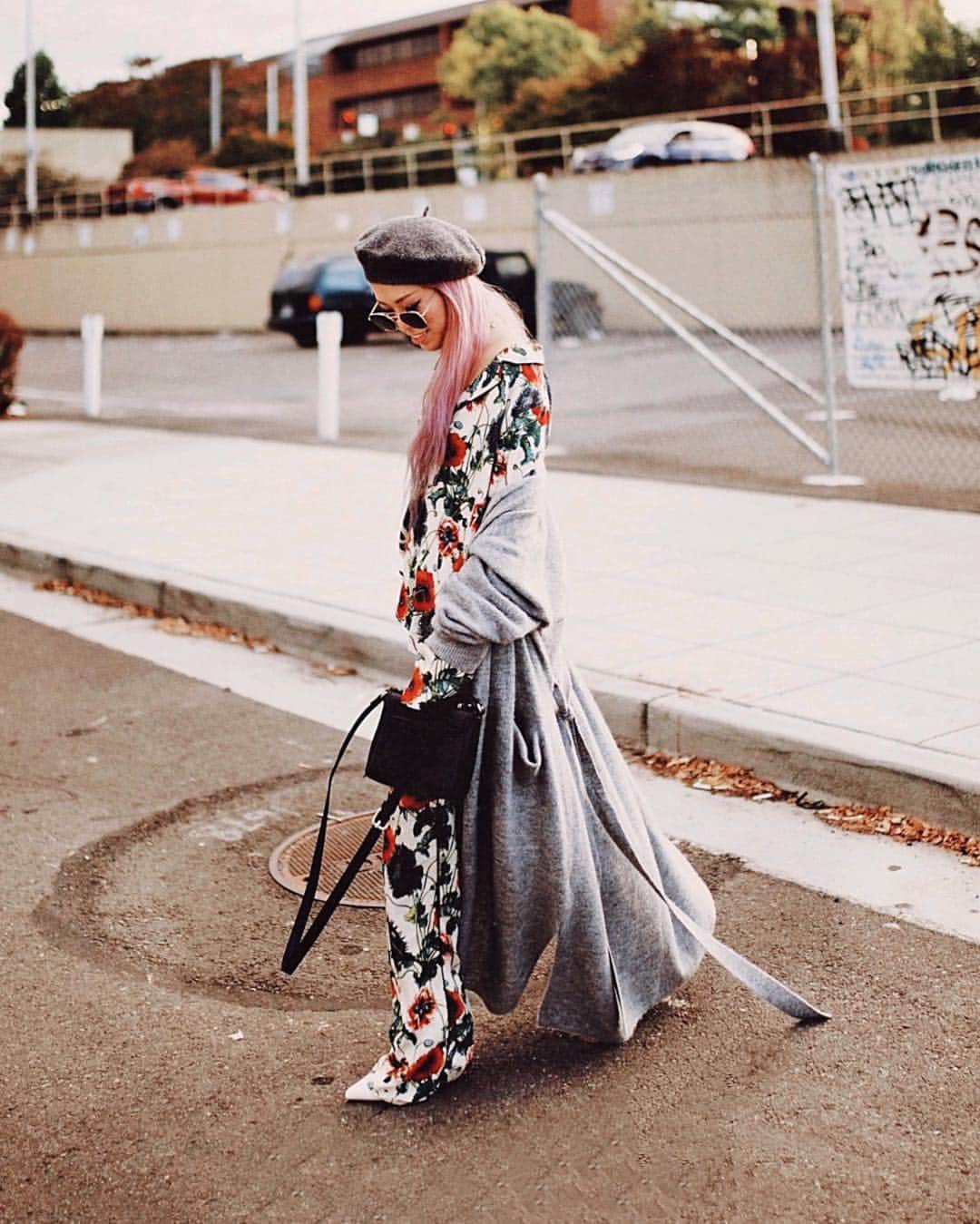 AikA♡ • 愛香 | JP Blogger • ブロガーのインスタグラム：「It’s finally Friday! On my way to a PJ parrrrty! 💗😆🙌🏻🥂📺🍿🌙 ===== ▸ 📷: @cierra.j.purdom  #coords #casualstyle #mystyle #fbf #pjlook #petitefashion #5feetstyle #seattle」