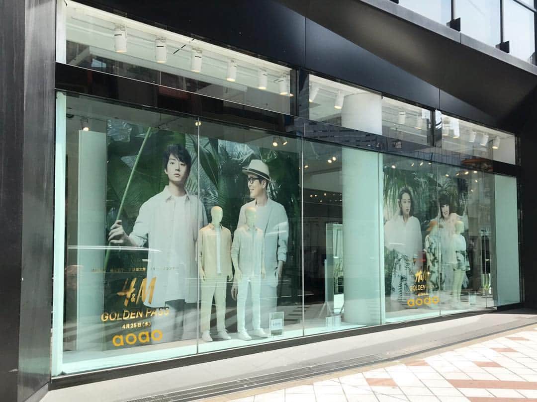 伊藤健太郎のインスタグラム：「伊藤健太郎が、アンバサダーを務める『H&M GOLDEN PASS』 全国各地のショーウインドウに導く人、案内人、冒険者たちが登場！！ スペシャル・ショッピングバッグを全国91店舗限定でご用意！当コレクションは4月25日（木）全国の店舗＆オンラインストアで発売。 . 詳細→hm.info/1cjhp . @aoao_tt_  @hm  #aoao  #伊藤健太郎 #HMGoldenPass⁠ ⁠  #黒柳徹子 さん #リリーフランキー さん #清野菜名 さん #新時代」