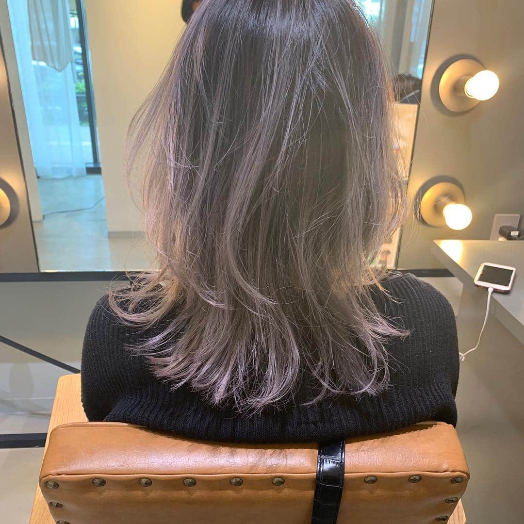 鮫島邦明のインスタグラム：「シンギさんスタイル ええ感じやなー #ハイライト #アッシュカラー #梅田美容室 #梅田美容院 #ヘア#梅田ヘアスタイル #髪型 #ヘアセット #ヘアメイク #キラ水 #グラデーション #ホリスティックカラー #ヘアアレンジ #アレンジ #パーティー #ポニーテール #クルリンパ#gu #snidel #梅田美容師 #モデル #サロンモデル #サロモ #ヘアカタ #ny#nyc #aujua --------------------------------------. 梅田と東京出店を計画中 スタッフ募集中メッセージくださいね★ AVANCE.CROSStuin梅田茶屋町 TEL06-6377-7211 AVANCE.CROSSmel c西梅田 TEL06-6348-2050 gif.hair TEL06-6377-7277 AVANCE.京橋 TEL06-6356-1555」