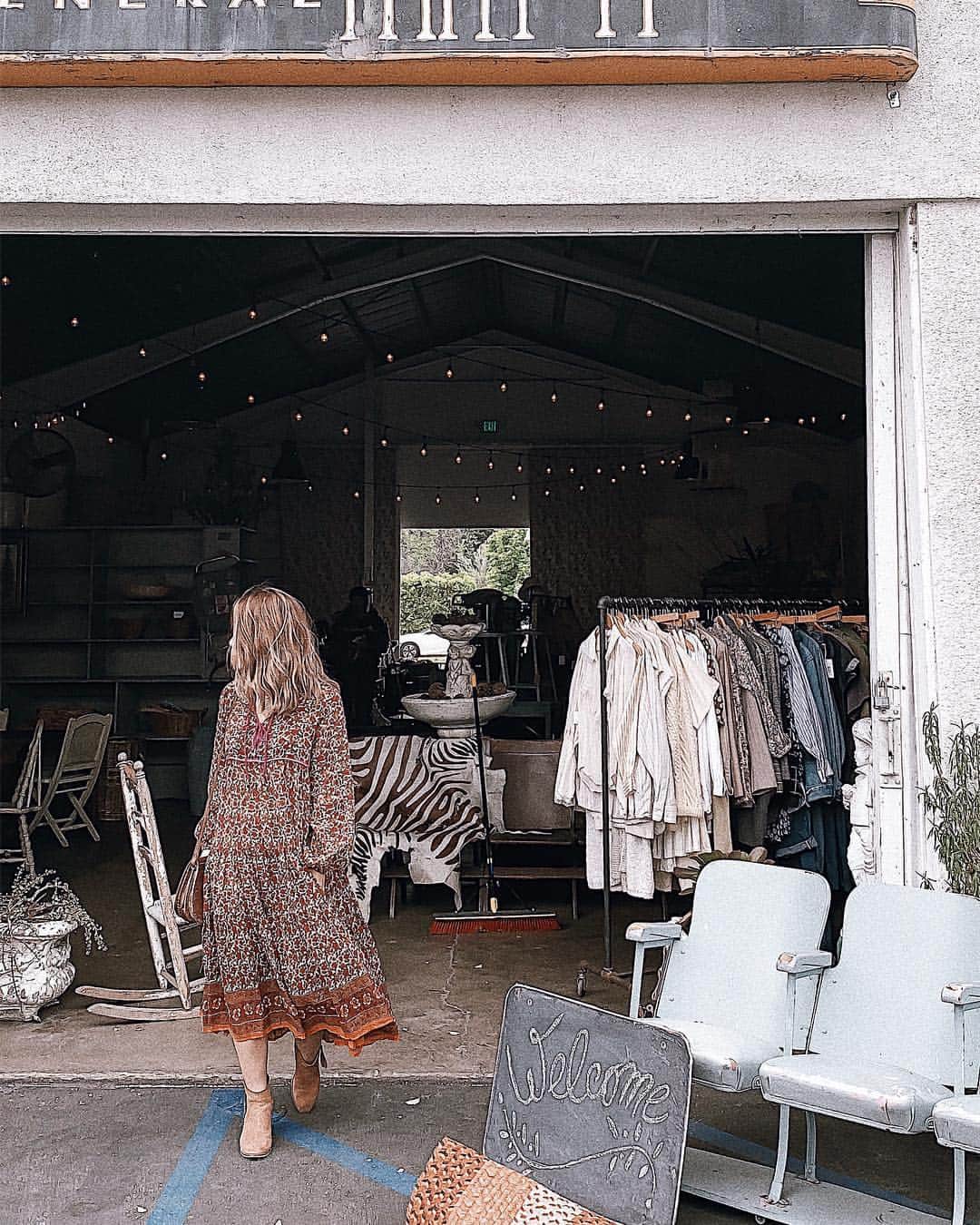 Manamiのインスタグラム：「Vintage shop🏠 ドライブしてたらたまたま辿り着いた 可愛いガレージショップ💓 行き先決めないで見つかる可愛いお店って めっちゃワクワクするよね😍💗 ビンテージワンピースは買ってすぐ着替えた🧡 買ったものすぐ着たいし付けたいし使いたい人💁🏽‍♀️ ㅤ 📸 @ailove_la」