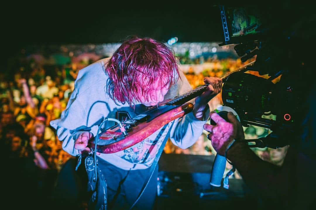 コーチェラのインスタグラム：「@ratboyratboy got guitar licks 📷: @rohofoto」