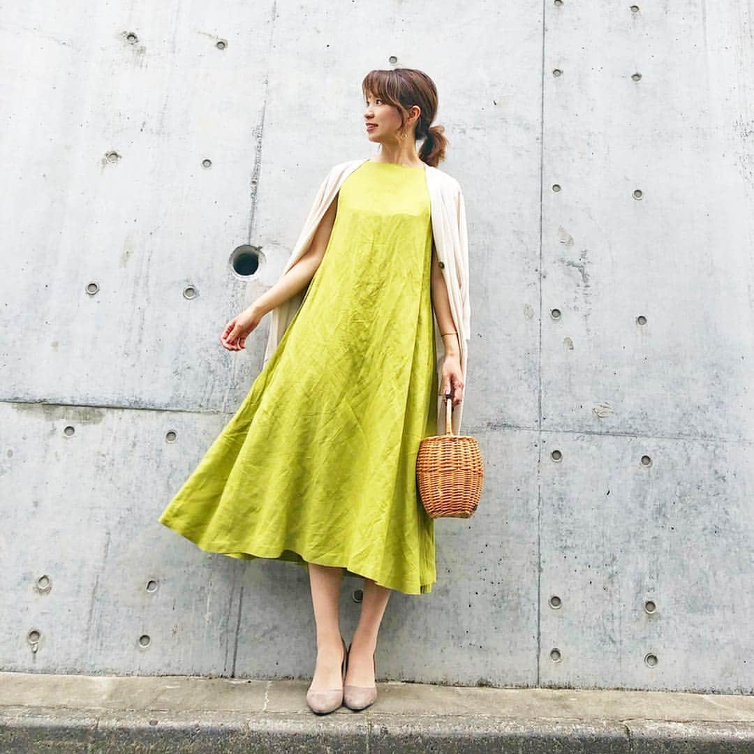 筧沙奈恵さんのインスタグラム写真 - (筧沙奈恵Instagram)「white×green ・ イエベ秋の私の肌をなめらかに明るく見せてくれるソフトでくすみのある抹茶カラーのワンピ✨着ていたら3人くらいにホメられちゃいました😍 @sylph_official のものです♪ ・ スソにかけてフワッと広がるシルエットがキレイでお気に入り❤️ ・ #cardigan #globalwork #グローバルワーク #dress #sylph #ボンシルフ #bag #samanthathavasa #サマンサタバサ ・ #ママコーデ #ママファッション #きれいめコーデ #ワンピコーデ #春コーデ #instafashion」4月20日 11時05分 - sanaekakei