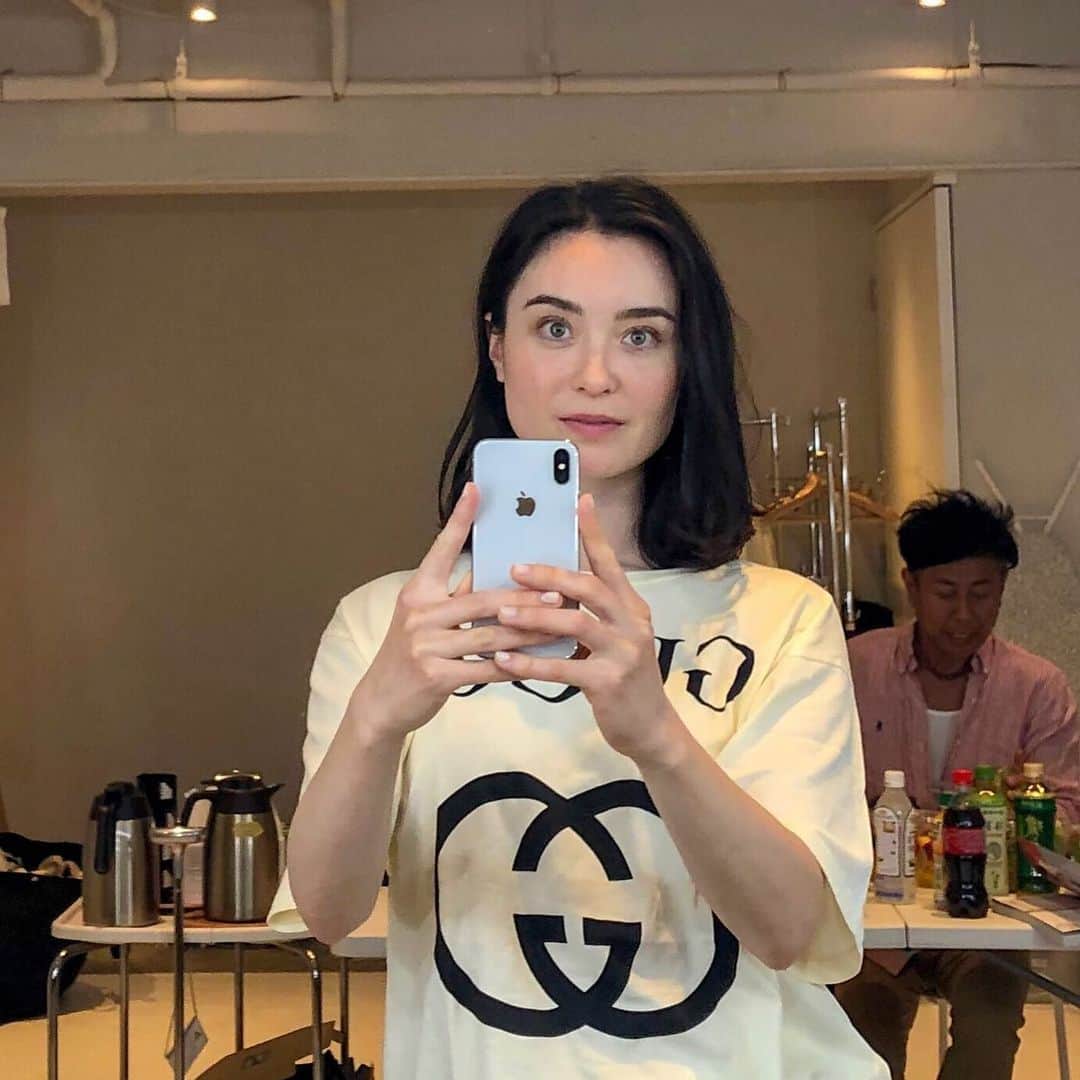エミ・マイヤーのインスタグラム：「Dream team 💭 🙏@veryweb.jp  Hair by Hanji  Makeup @mizuno.miwako #雑誌very」