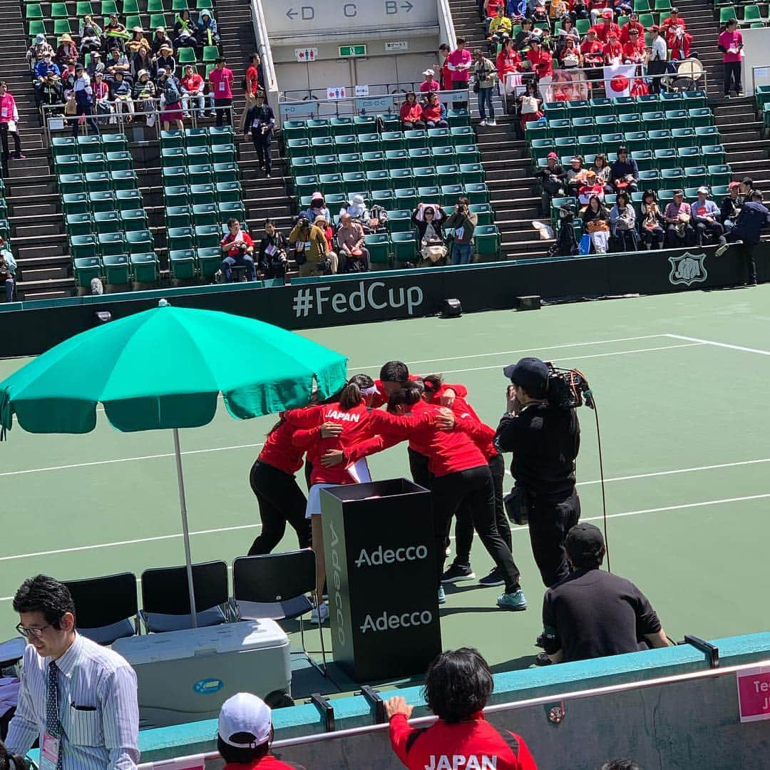 森上亜希子さんのインスタグラム写真 - (森上亜希子Instagram)「今から始まります！  頑張れ日本🇯🇵 #fedcup #teamjapan #負けられない戦い #頑張れ #tennis #テニス」4月20日 11時08分 - akiko_morigami