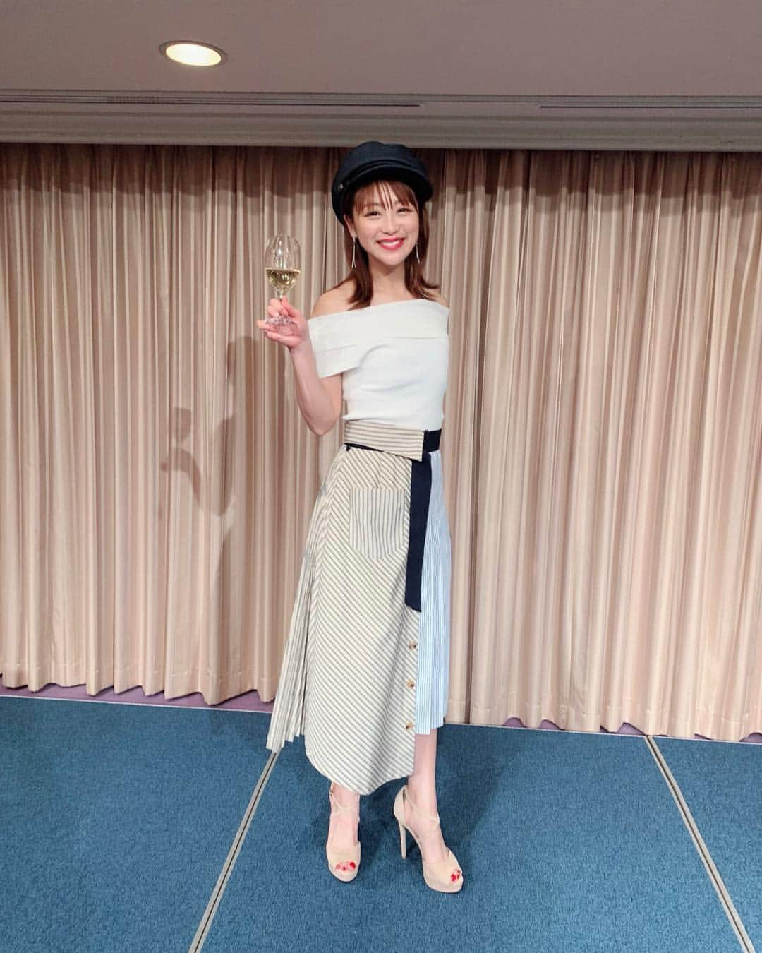 鈴木奈々さんのインスタグラム写真 - (鈴木奈々Instagram)「肩出しコーデです♡♡♡ トップス→ REDYAZEL スカート→ REDYAZEL キャスケット→カシラ #肩出しコーデ #白ワイン片手に #大人女子」4月20日 11時08分 - nana_suzuki79