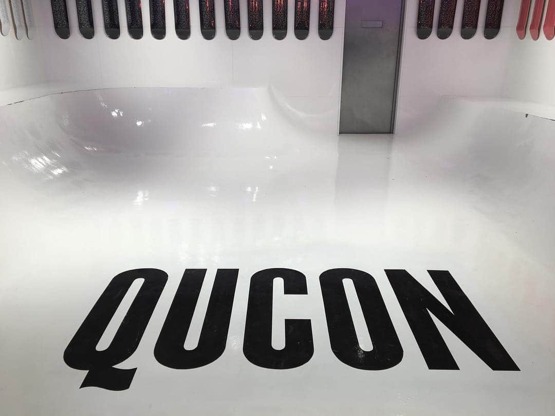 のインスタグラム：「DELUXE POP-UP at QUCON (@qucon_tokyo) 4.17 WED - 4.24 WED 11:00 - 20:00  QUCON TOKYO 2-19-5 NISHISHINBASHI MINATO-KU TOKYO 105-0003 Japan +81.3.6402.4195  #deluxe #deluxe_jp #deluxevisen #qucon  http://www.deluxe.jp」
