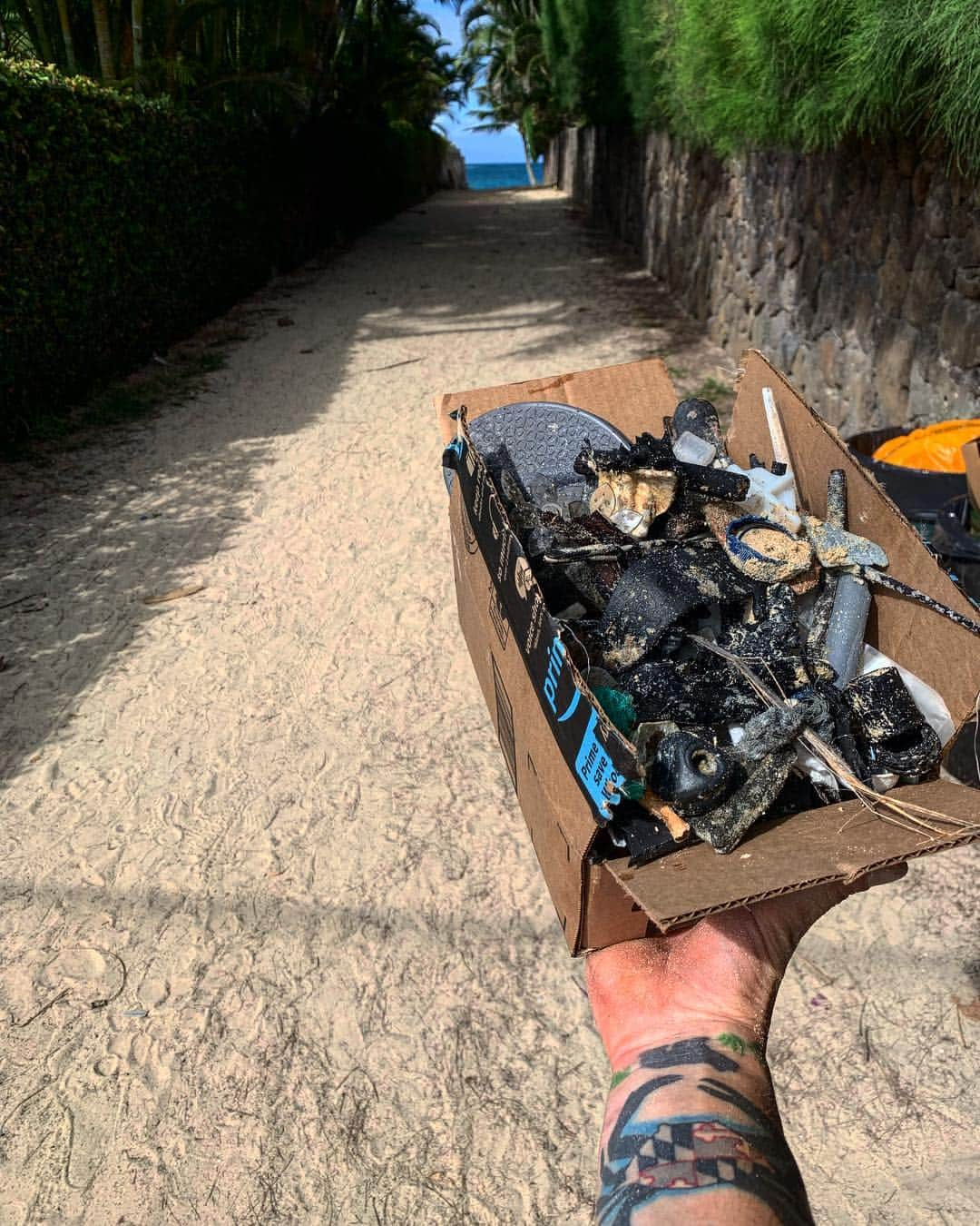 ザッキー・ヴェンジェンスさんのインスタグラム写真 - (ザッキー・ヴェンジェンスInstagram)「Great start to the bday weekend. Hill sprints followed by a beach clean at #lanikaibeach 🏝🗑♻️#beachcleanup #fitness #kailua #tattoos #musician #workout #earthday #bdayweekend #easter #noshirt #foundthebox #microplastics #pickuptrash」4月20日 11時16分 - zacharymerrick