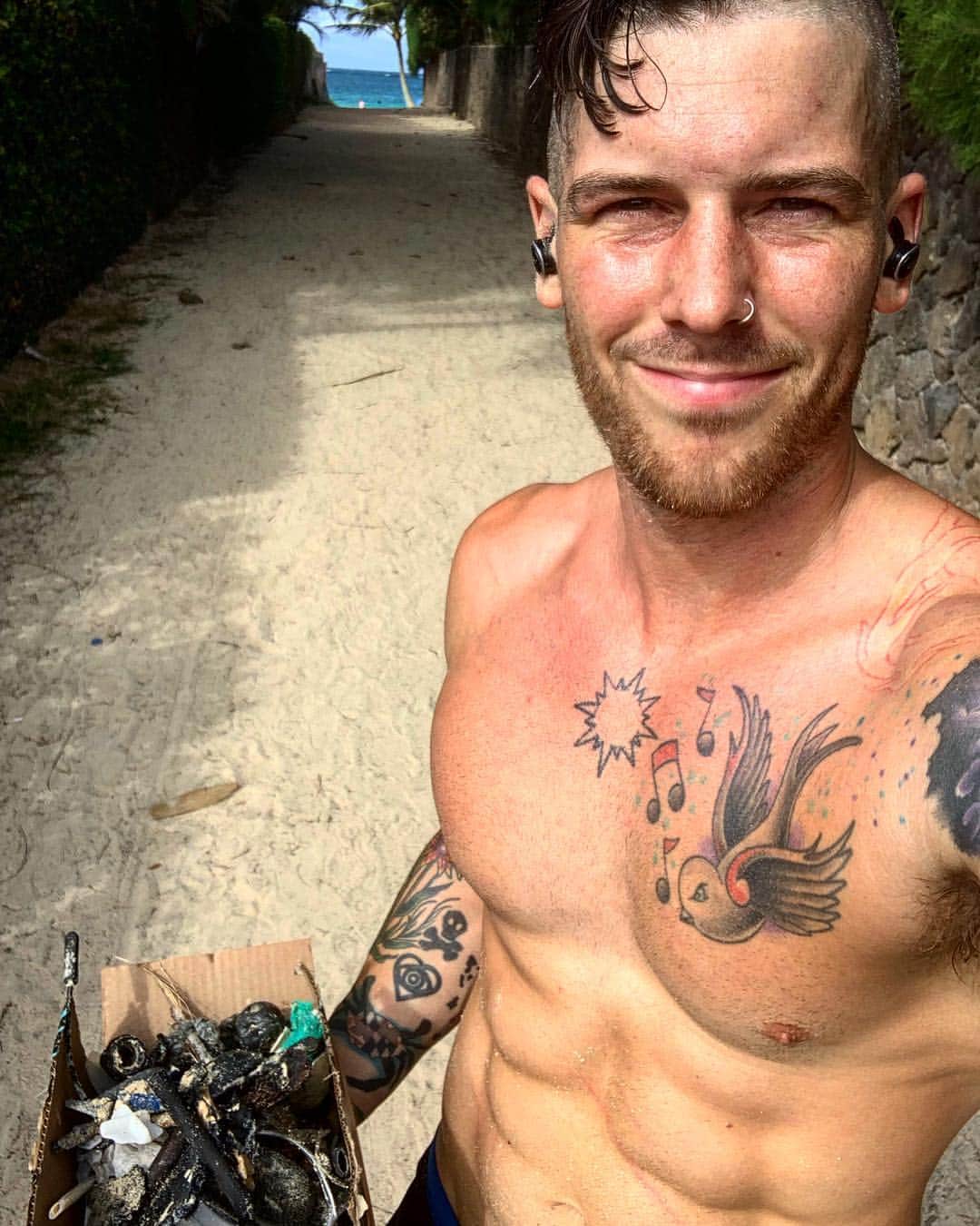 ザッキー・ヴェンジェンスのインスタグラム：「Great start to the bday weekend. Hill sprints followed by a beach clean at #lanikaibeach 🏝🗑♻️#beachcleanup #fitness #kailua #tattoos #musician #workout #earthday #bdayweekend #easter #noshirt #foundthebox #microplastics #pickuptrash」