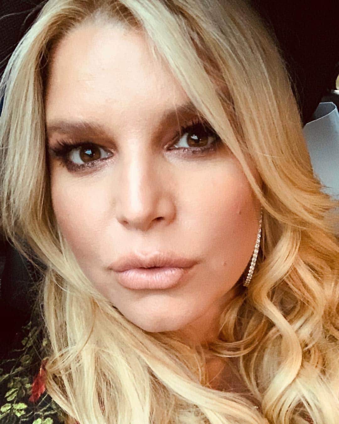 ジェシカ・シンプソンさんのインスタグラム写真 - (ジェシカ・シンプソンInstagram)「The resurfacing of cheekbones 💃🏼 #CONTOUR」4月20日 11時30分 - jessicasimpson