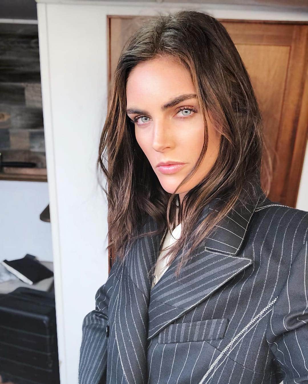 ヒラリー・ローダのインスタグラム：「Inside the motorhome we had parked in midtown today for our shoot. Saw so many @midtownuniform bros in the wild. 👀」