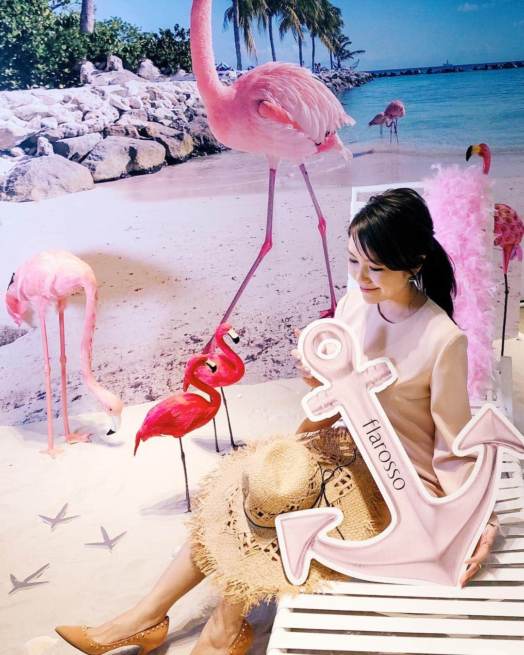 久林紘子さんのインスタグラム写真 - (久林紘子Instagram)「.﻿ Flarosso / ASTALIFT🏖﻿ ﻿ ﻿ ﻿  地中海リゾートで過ごす夏のヴァカンスの美しい情景にインスパイアされたS/Sコレクション。﻿ ゴールドメイクが完成する新色3点（ルーチハイライター、アイシャドウ、リップ）をいただいたので、夏肌に合わせてこれから使わせていただくのが楽しみです！﻿ ﻿Flamingo一色な世界に、年甲斐なくはしゃぎましたw ﻿ ﻿Thank you @flarosso_official ❤️ #フラロッソ ﻿ #夏フラ ﻿ #flarosso ﻿ #beauty #cosme #makeup #vacances #astalift #fujifilm #socallinkgallery #flamingodesign #flamingo #flamingolover #tatchupevent #flamingoevent #美容 #コスメ #メイク #メイクアップ #アスタリフト #新作 #春夏 #ヴァカンス #表参道 #フラミンゴ」4月20日 11時41分 - rohicocco