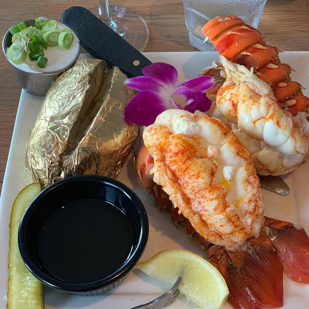 アンドリア・バーバーさんのインスタグラム写真 - (アンドリア・バーバーInstagram)「Spring break tradition. 🦞🍸🌴」4月20日 11時45分 - andreabarber