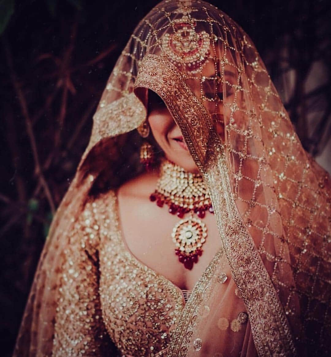 Indianstreetfashionさんのインスタグラム写真 - (IndianstreetfashionInstagram)「Classic bridal portraits that never go out of style .. make sure your wedding photographers gets plenty of them ♥️ #indianstreetfashion . . . . #indianfashion #stylefile #indianbride #bridalwear #weddings #bridalfashion #indianweddings #ethnic #traditional #potd #couture #designer #glamour  #photography #fashionphotography #ootd #bridalinspo #sangeet #mehendi . . .  #weddingblogger #fashionblogger #indianblogger #dubaiblogger #londonblogger #celebstyle #rg @theweddingconteurs」4月20日 11時51分 - indianstreetfashion