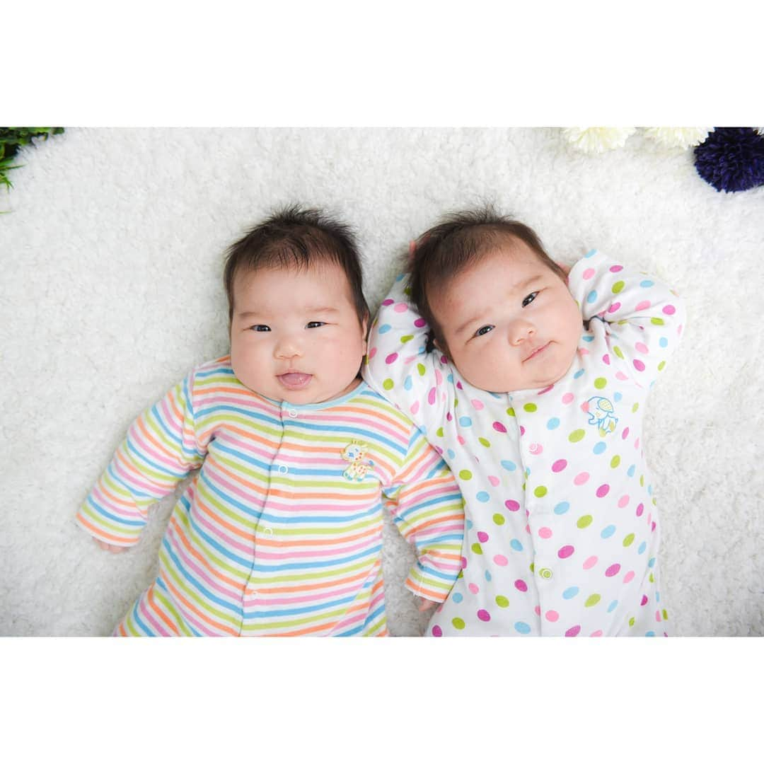 Photo Studio178さんのインスタグラム写真 - (Photo Studio178Instagram)「ごきげんな寝起き👶👶 ✽.｡.:*・ ✽.｡.:* ・  https://17hachi.com  #生後2ヶ月 #赤ちゃん #双子 #平成生まれ #family #撮影 #成長記録 #babygirl #tv_kidz  #twins #双子コーデ #birthday #リンクコーデ #ig_kids #instakids  #igbabies #ママプレス #コドモノ #コズレ #ママリ #mamanoko #コドモダカラ  #家族写真 #月島 #勝どき #豊洲  #中央区 #江東区  #kids_japan #instagram_kids」4月20日 11時51分 - photo_studio_178