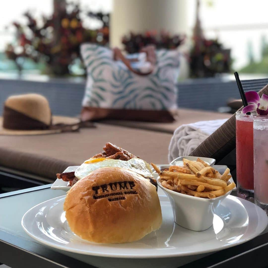 Trump Waikikiさんのインスタグラム写真 - (Trump WaikikiInstagram)「Enjoy our signature burger with truffle fries and a beverage while lounging at the Infinity Pool. #trumpwaikiki #inyoburger #truffle #trufflefries  トランプ・ワイキキのインフィニティ・プールでリラックス。トリュフが香るポテトフライとビールなどいかがでしょうか。・ #トランプワイキキ #インフィニティプール #トリュフフライ #ビール」4月20日 11時53分 - trumpwaikiki