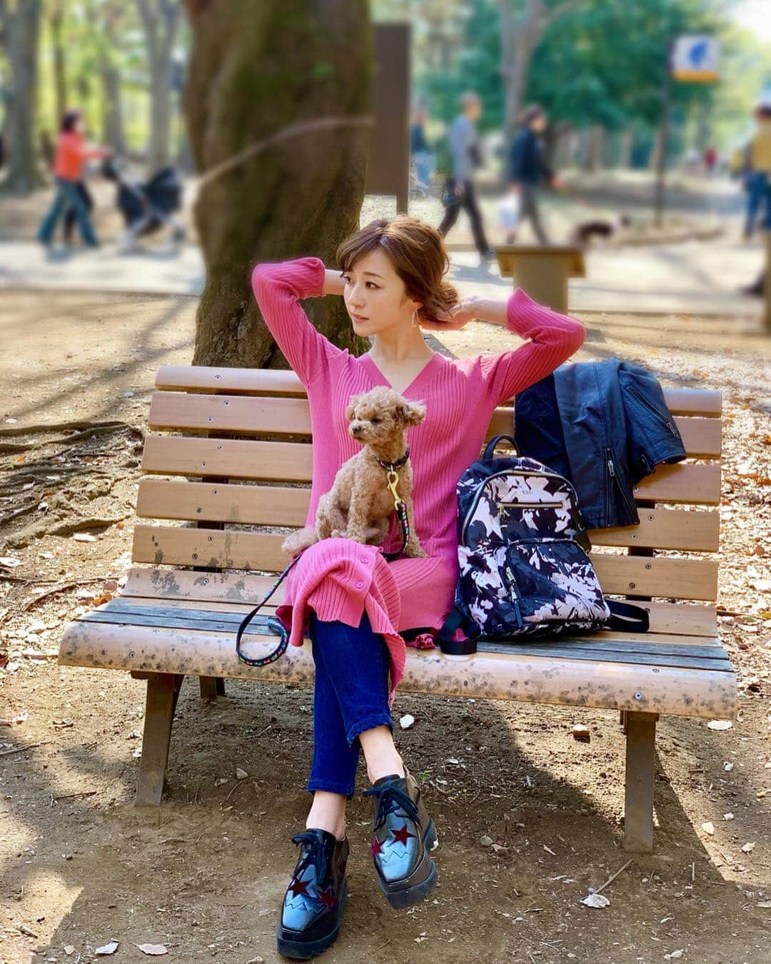 水野佐彩さんのインスタグラム写真 - (水野佐彩Instagram)「・ ドッグランへ🐶🌸 両手が自由に使えるバックパックがマスト😉❤️ トゥミのバックパックは本当に軽い。 収納もたくさんあるから おもちの必要なものも 私の必要なものも しっかり分けて入れられて本当に使える✨ フローラルプリントも可愛いから THEカジュアル！になりがちなバックパックも 女性らしさや上品さもプラスできて 普段のコーデに取り入れやすいよ😊🌼 #トゥミ #perfectingthejourney #バックパック  #PR #代々木公園 #ドッグラン #おもち #トイプードル #お散歩 #お散歩コーデ @tumitravel」4月20日 11時58分 - saaya_mizuno