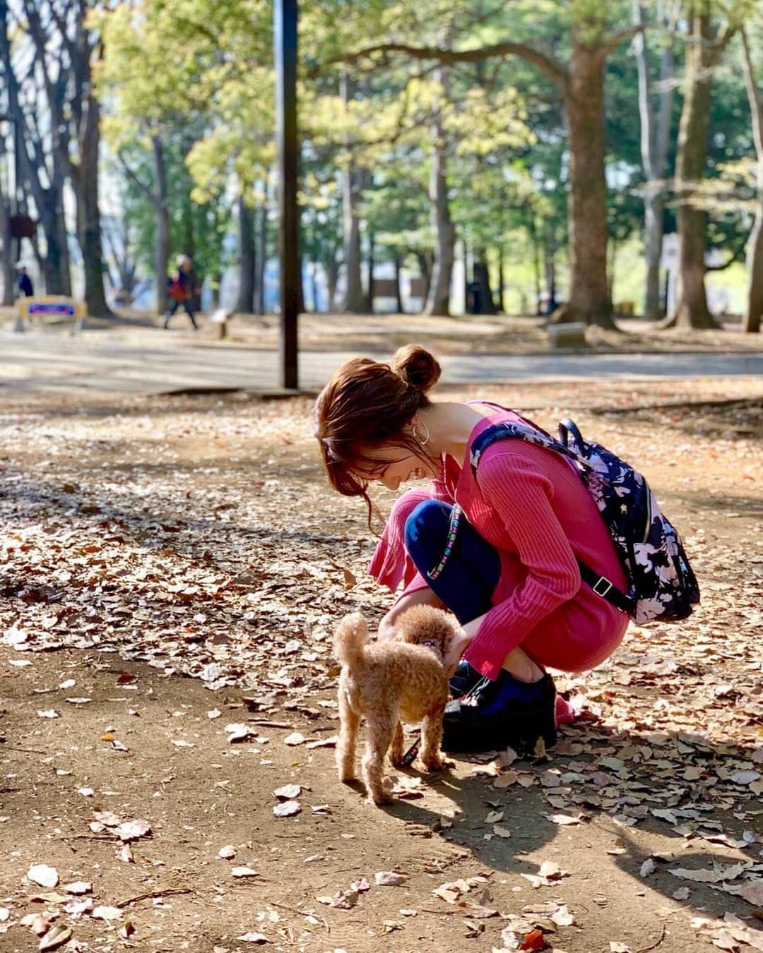 水野佐彩さんのインスタグラム写真 - (水野佐彩Instagram)「・ ドッグランへ🐶🌸 両手が自由に使えるバックパックがマスト😉❤️ トゥミのバックパックは本当に軽い。 収納もたくさんあるから おもちの必要なものも 私の必要なものも しっかり分けて入れられて本当に使える✨ フローラルプリントも可愛いから THEカジュアル！になりがちなバックパックも 女性らしさや上品さもプラスできて 普段のコーデに取り入れやすいよ😊🌼 #トゥミ #perfectingthejourney #バックパック  #PR #代々木公園 #ドッグラン #おもち #トイプードル #お散歩 #お散歩コーデ @tumitravel」4月20日 11時58分 - saaya_mizuno