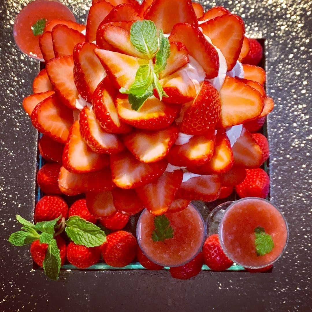 牛窪万里子さんのインスタグラム写真 - (牛窪万里子Instagram)「巨大なイチゴパフェを上からのアングルで♬ #strawberry  #イチゴ尽くし  #イチゴ #ビタミンC #美容」4月20日 11時59分 - mariko_ushikubo