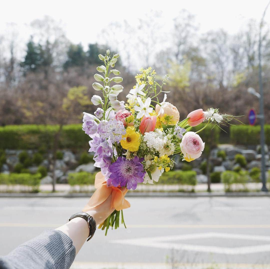 JF flower Shopさんのインスタグラム写真 - (JF flower ShopInstagram)「✨ Jf flower shop. . . . .#2019jfflowershop #jfflowershop #flower #florist #floral #flowerlesson #wedding #bouquet  #웨딩 #웨딩부케 #플로리스트 #플로리스트수업 #핸드타이드 #안양플라워레슨  #범계플라워레슨 #플로리스트과정 #플라워레슨 #꽃꽂이수업 #안양꽃집 #범계꽃집 #평촌꽃집 #과천꽃집 #인덕원꽃집 #동편마을꽃집 #꽃집창업 #취미 #花#花艺#제이에프웨딩」4月20日 11時59分 - jfflowershop