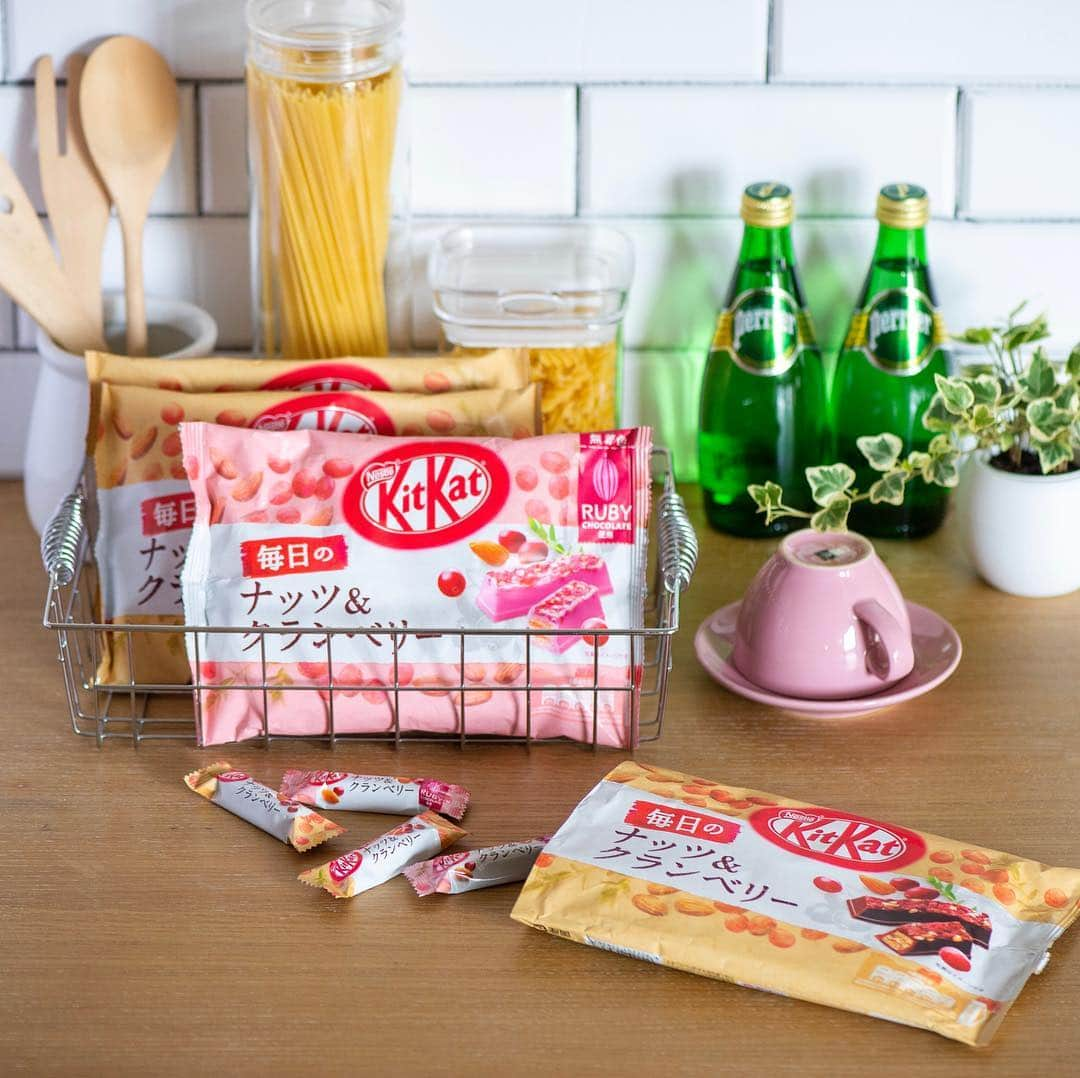 KITKAT Chocolatoryさんのインスタグラム写真 - (KITKAT ChocolatoryInstagram)「チョコレートと、ナッツとクランベリーの組み合わせが贅沢な「キットカット 毎日のナッツ＆クランベリー」と「キットカット 毎日のナッツ＆クランベリー ルビー」🍫 プチスイーツで、食後やおやつタイムがもっと素敵になります☕✨ お家にストックしておけば、様々なシーンに使えておすすめです🚩  #キットカット#キットカットのある生活#キットカット好き#キットカット大好き#毎日のナッツクランベリー#チョコ#チョコレート#チョコレート🍫#チョコ好き#チョコ大好き#チョコレート好き#チョコレート大好き#チョコレート好きさんと繋がりたい#一口サイズ#ルビーチョコレート#ルビーチョコ#ピンクチョコレート#働く女性#働く女子#必需品#1週間お疲れ様#ご褒美#自分にご褒美#ご褒美チョコ#プチスイーツ#スイーツ#kitkat#haveabreak#chocolate#sweets」4月20日 12時00分 - kitkat_japan_official