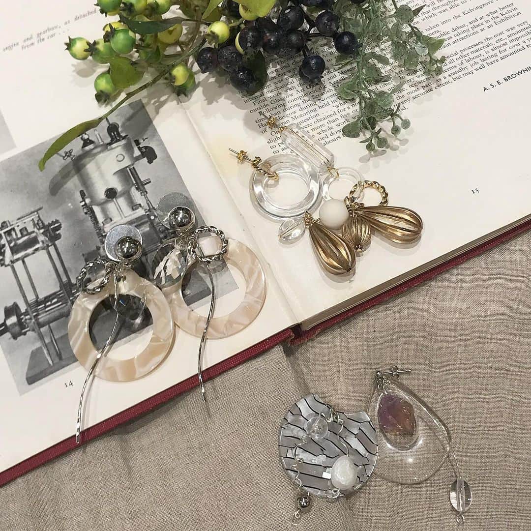 BOX CHARM Industryさんのインスタグラム写真 - (BOX CHARM IndustryInstagram)「. こんにちは🌞 大阪店限定のクリアパーツを使用した 大ぶりのピアスもとても人気です✨ とても軽い素材なのでじゃら付しても つけやすいですよ🙆‍♀️ #boxcharm  #boxcharmindustry #osaka#LUCUA1100 #accessory #charm #jewelry #handmade #original#bracelet #earring#necklace#ring #大阪 #梅田 #ルクアイーレ #5階#ボックスチャームインダストリー #アクセサリー#チャーム#大ぶりピアス #手づくり#オリジナル#ブレスレット #イヤリング#ピアス#クリア」4月20日 12時02分 - bcindustry_