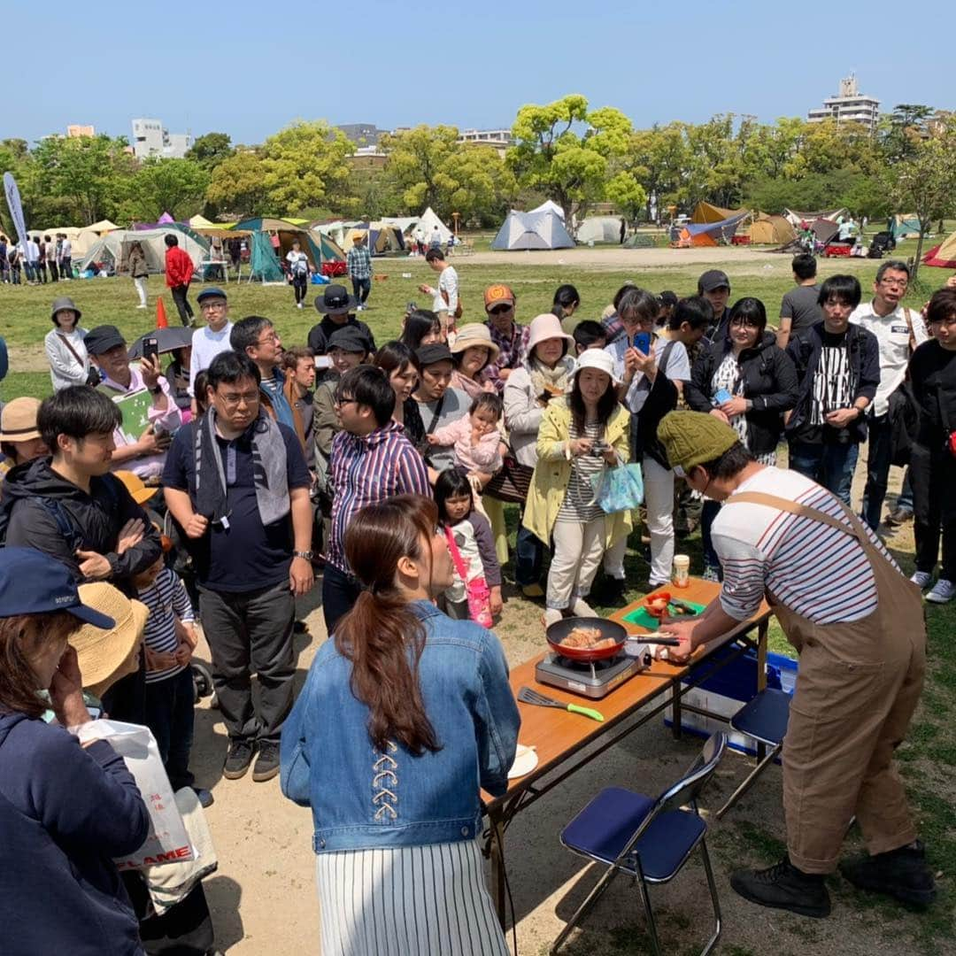 ヒロシさんのインスタグラム写真 - (ヒロシInstagram)「福岡マチキャンプ出演終わり。ベアーズ島田キャンプが野外料理を作ってたよ。  Curly Giraffeさんはヒロシちゃんねる観てるって。  CDもらったよ。  ハイスタの恒岡さんも来ててびっくりしたよ。」4月20日 12時07分 - hiroshidesu.official