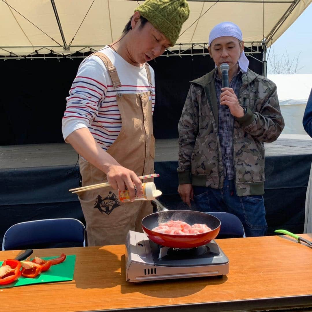 ヒロシさんのインスタグラム写真 - (ヒロシInstagram)「福岡マチキャンプ出演終わり。ベアーズ島田キャンプが野外料理を作ってたよ。  Curly Giraffeさんはヒロシちゃんねる観てるって。  CDもらったよ。  ハイスタの恒岡さんも来ててびっくりしたよ。」4月20日 12時07分 - hiroshidesu.official