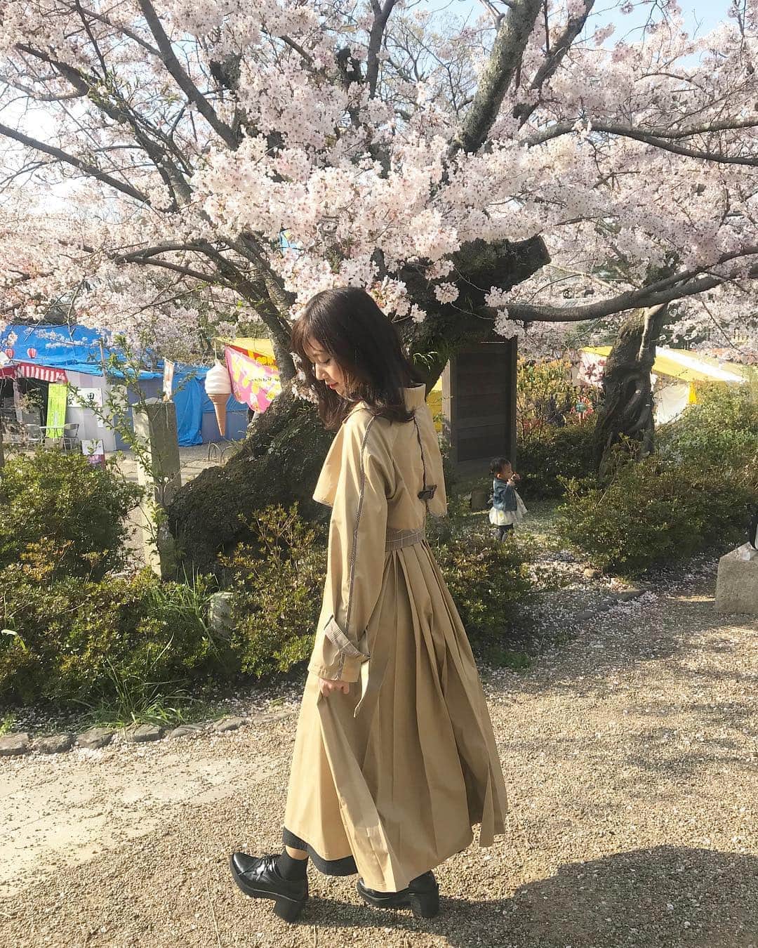 杉浦みずきのインスタグラム：「. 今年は桜長持ちしたね🌸 うしろに…👶♡ ・ ・ #京都 #桜 #円山公園 #八阪神社」