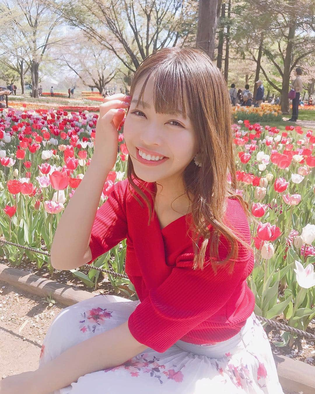 石倉侑芽さんのインスタグラム写真 - (石倉侑芽Instagram)「🌷🌷🌷🌷🌷 . 綺麗なチューリップ畑💓 お洋服にぴったりのカラーを見つけたので😊 . この日のコーデは 上下ともに @mercuryduo_com でした👗 マーキュリーの服持ちすぎ事件🧚‍♀️ . #ゆめちんコーデ #私服#春コーデ#オフショル#花柄スカート#チューリップ畑#coordinate#fashion#ootd#wear#mercuryduo」4月20日 12時08分 - yume8115