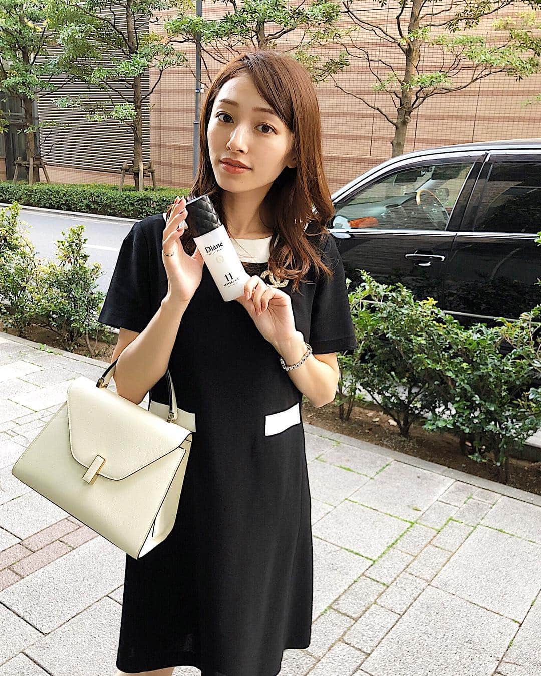 吉田理紗さんのインスタグラム写真 - (吉田理紗Instagram)「Dianeのアウトバスケアシリーズ 発表会に行ってきました🥰♥️ イガリシノブさんのトークショーや実際に体験してみて私が一番気に入ったのはこのヘアミスト✨ ベタつかないし軽い使い心地なのに ダメージ補修や保湿、カラーケアなど1本で11役果たしてくれるんです❣️ シュッとするだけでいいから楽チンだし ダイアンは使い続けやすい価格帯なのも嬉しい👏 #ダイアン #モイストダイアン #パーフェクトビューティー #ビューティーケラチン #アウトバストリートメント #洗い流さないトリートメント #イガリメイク #イベント #sponsored @moistdiane」4月20日 12時10分 - yoshirisaa