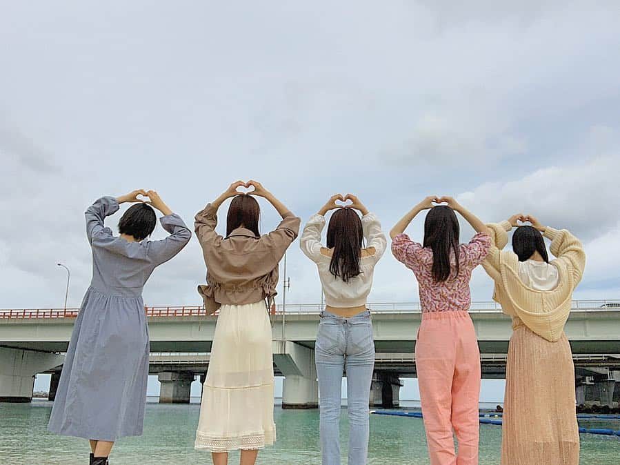 山本彩加さんのインスタグラム写真 - (山本彩加Instagram)「沖縄のビーチに🏖✨﻿ ﻿ ﻿ ﻿ 海が透き通っててほんとに綺麗でした✨﻿ 海大好き❤︎﻿ ﻿ ﻿ ﻿ ﻿ ﻿ せっかく5人で行ってきたので﻿ 青春写真を撮ってきましたーーーー！！﻿ ﻿ ﻿ ﻿ 楽しかったーーー(><)❤︎﻿ 2枚目もみてね！！！ ﻿ #沖縄 #okinawa #海 #ビーチ #波の上ビーチ #映え #青春写真 #夏」4月20日 12時23分 - ayaka48_yanyan